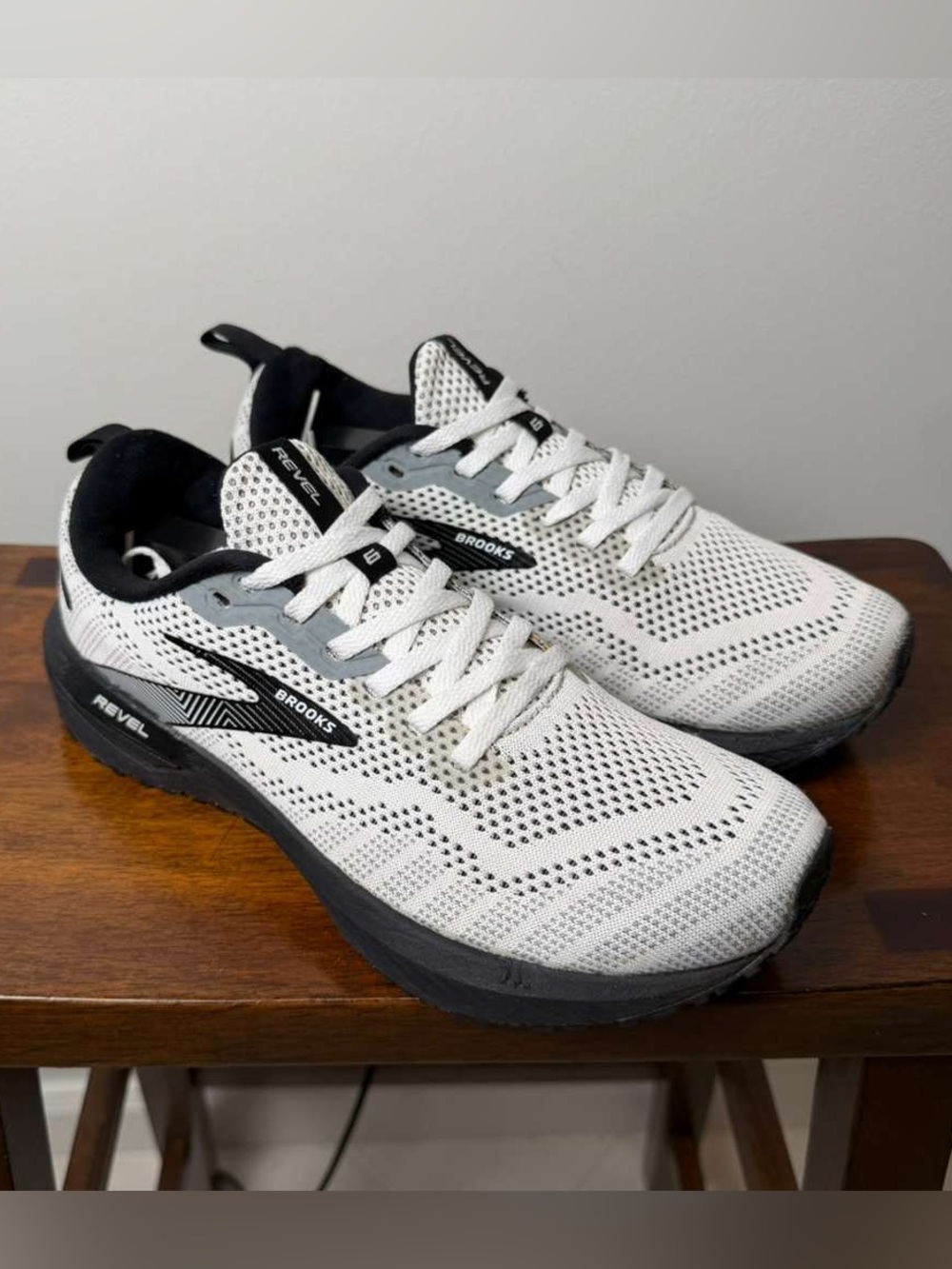 Brooks Revel 6 Women’s Size 8.5 White Black Running Shoes Excellent Condition